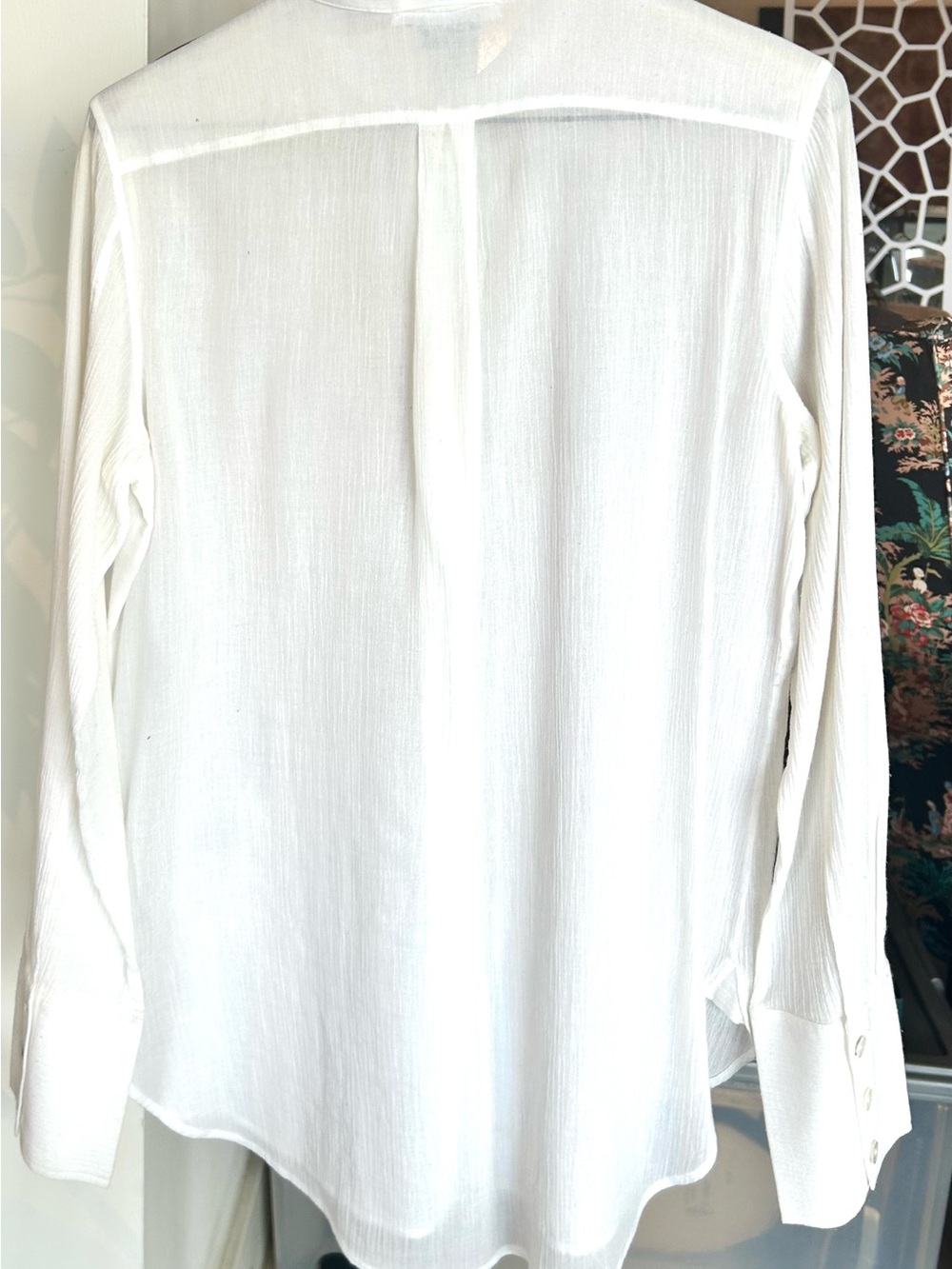 Theory classic tuxedo style shirt. Wide 3 Button Cuff. Beautiful linen like